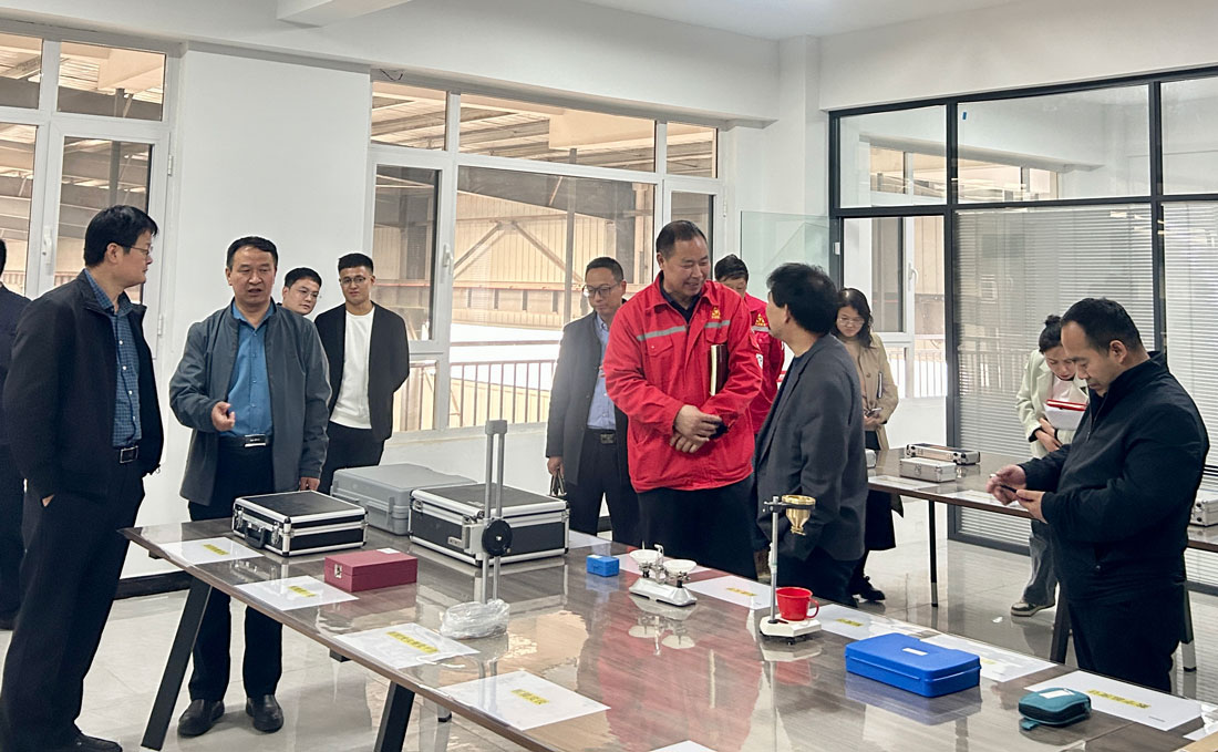 1680248781107704.jpg 參觀實(shí)驗(yàn)室1.jpg